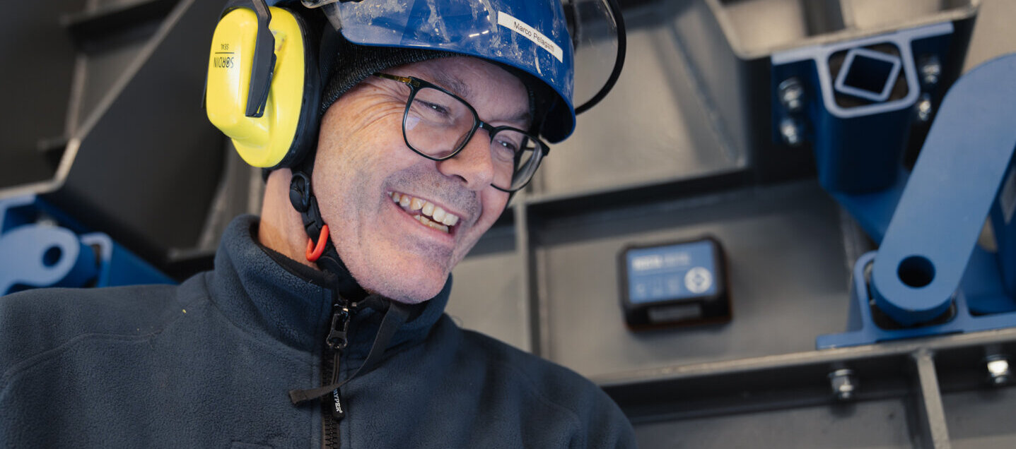 Mann mit Helm